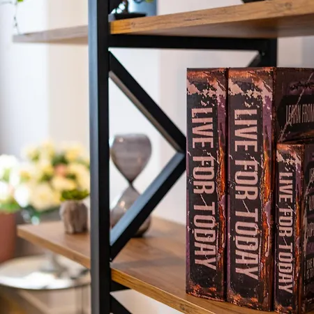 Lazuli Hermes Λάρνακα